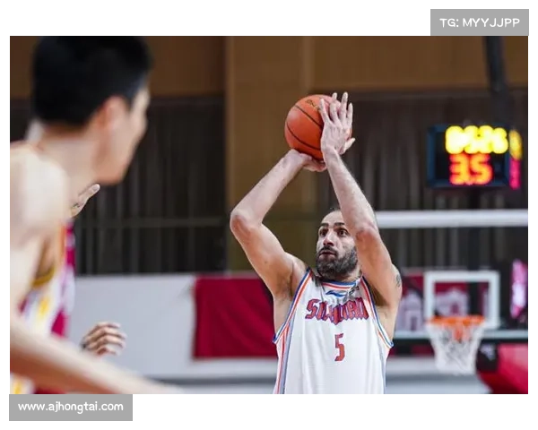 哈达迪在退役与坚持之间徘徊展现老将内心的抉择与荣耀追寻